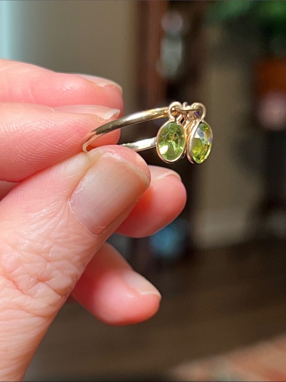 Vintage 10k Solid Yellow Gold Green Peridot Gemstone Dangle Charm Ring - Picture 11 of 13